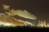 Antwerps industriegebied bij nacht