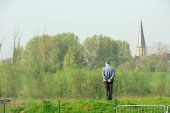 Toeschouwer bewondert werken in de KBR-Polder