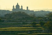 Stad met kathedraal op Malta