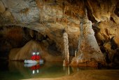 Speleologen in een karstgrot