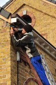 Ophangen van zwaluw-nestkasten