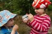 Twee meisjes bekijken een vlinder