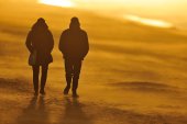 Wandelaars op het Noordzeestrand