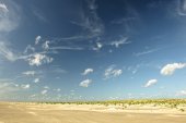 Wolkjes boven jonge duinen