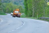 Herbiciden sproeien in de wegberm