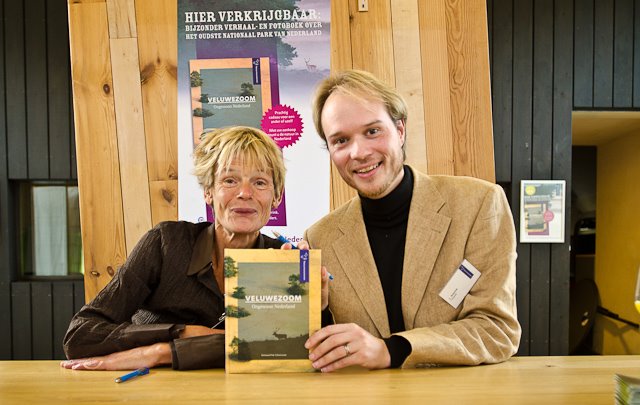 Monica Wesseling en Lars Soerink presenteren hun boekje over de Veluwezoom